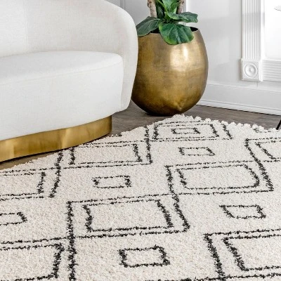 NuLOOM Serena Diamond Trellis Tassel Area Rug 3 NuLOOM Serena Diamond Trellis Tassel Area Rug - Image 3